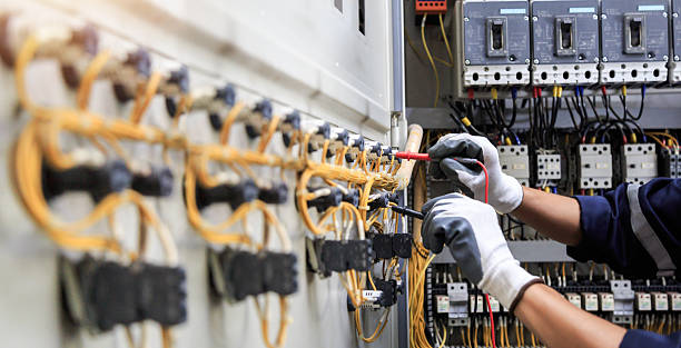 Professional Electrician technician working in Fairfield Plantation, GA